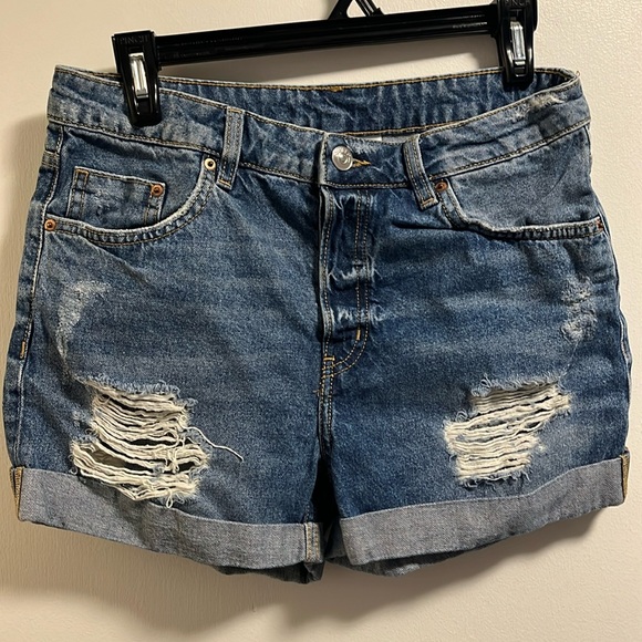 Size 6 denim shorts - Picture 1 of 3
